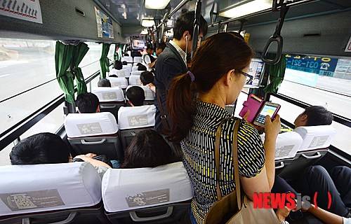 ▲ 경기 용인에서 서울을 향하는 아침 출근길, 광역버스에 시민들이 입석으로 탑승해 있다. ⓒ 사진 뉴시스