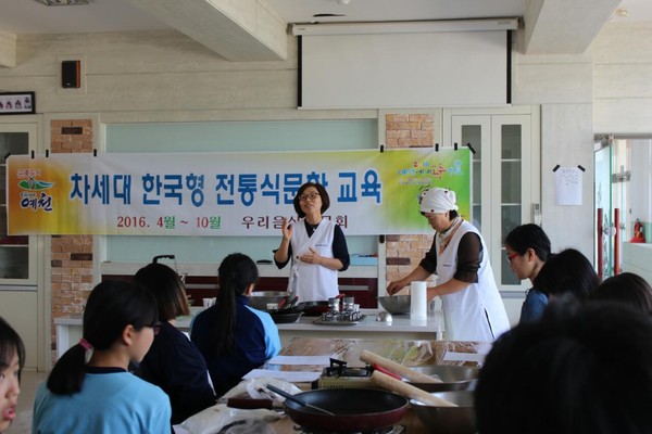 ▲ 예천군 우리음식연구회(회장 원남출)가 관내 중·고등학생 대상으로  차세대한국형전통식문화교육을 실시하며 전통식문화 홍보에 나섰다.ⓒ예천군 제공