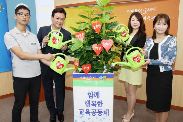 ▲ 김병우 충북도교육감이 학생, 교사, 학부모와 ‘충북 교육공동체 헌장’ 선포 퍼포먼스를 하고있다.ⓒ충북도교육청