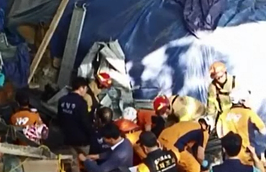 ▲ 사고 직후 신고를 받고 출동한 119 구급대원과 소방대원들이 현장을 수습하는 모습.. ⓒ국민안전처 제공