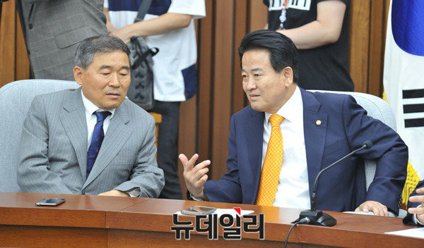 ▲ 국민의당 정동영 의원이 지난달 30일 국회에서 열린 의원총회에 앞서 황주홍 전남도당위원장과 심각한 표정으로 대화를 나누고 있다. 정동영 의원은 이날 기업들의 잇단 새만금 투자 결정 철회에 대해 우려하는 보도자료를 냈다. ⓒ뉴데일리 이종현 기자