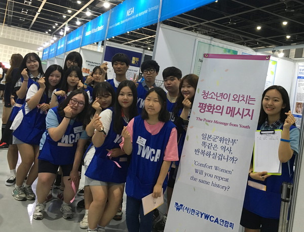▲ 충주YWCA 청소년회원들이 유엔 NGO컨퍼런스에 참가해 위안부 문제 해결을 위한 서명운동 부스를 운영했다.ⓒ충주YWCA