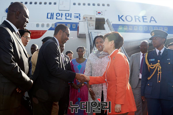 ▲ 현지시간 30일 오후 우간다에서 출발해 아프리카 순방 마지막 방문국인 케냐에 도착한 박근혜 대통령. ⓒ뉴데일리