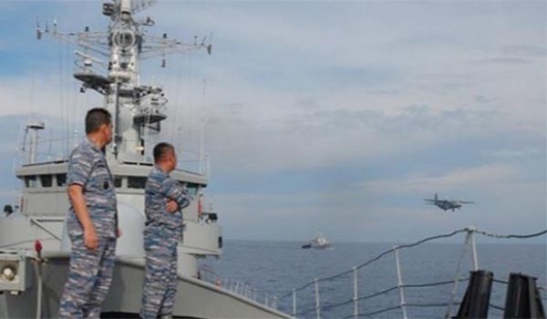 지난 5월 27일(현지시간) 인도네시아 해군이 해상초계기까지 동원, EEZ를 침입해 불법조업하는 중국 어선을 나포하는 모습. ⓒ인도네시아 해군 배포사진-호주 시드니모닝헤럴드 보도화면 캡쳐