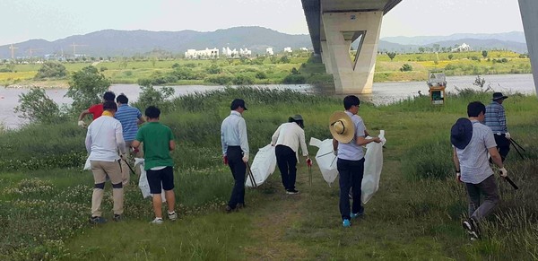 ▲ 대전지방국토관리청이 주관해 31일 금강주변 환경정화활동을 펼쳤다.ⓒ대전국토청