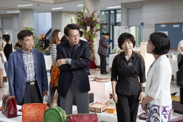 ▲ 1일 수강생들의 작품전시회가 열리고 있는 평생교육원에서 김병기 총장(왼쪽 2번째)이 관계자로부터 작품 설명을 듣고 있다.ⓒ청주대