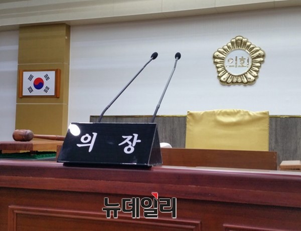 ▲ 단양군의회 의장석.ⓒ목성균 기자