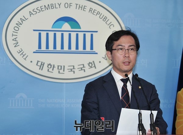 ▲ 지난 20대 총선을 통해 3선 중진 반열에 오른 새누리당 김영우 전 수석대변인이 외교통일위원회의 중요성을 강조하면서 새누리당이 야당에 위원장을 넘겨줘서는 안된다고 강조했다. ⓒ뉴데일리 이종현 기자