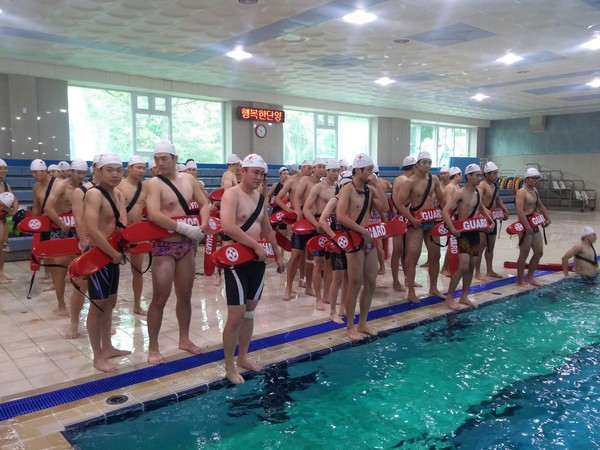▲ 전국에서 몰려든 수영 꿈나무들이 단양실내수영장에서 훈련을 하고 있다.ⓒ단양군
