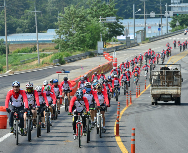 ▲ 이근규 시장(왼쪽)을 선두로 대한민국 의병도시 북부자전거 순례단이 청양군을 향해 달리고 있다.ⓒ제천시