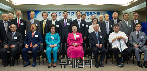 ▲ 전·현직 대학 총장을 포함한 한국 원로 지식인들이 모여 개념촬영을 하고 있다. ⓒ뉴데일리 이종현 기자