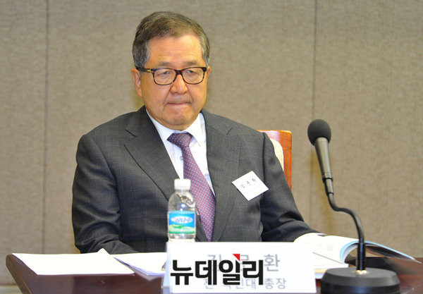 ▲ 김문환 前  국민대 총장은 한국이 여전히 극복하지 못한 금융위기에 대해 설명했다. ⓒ뉴데일리 이종현 기자