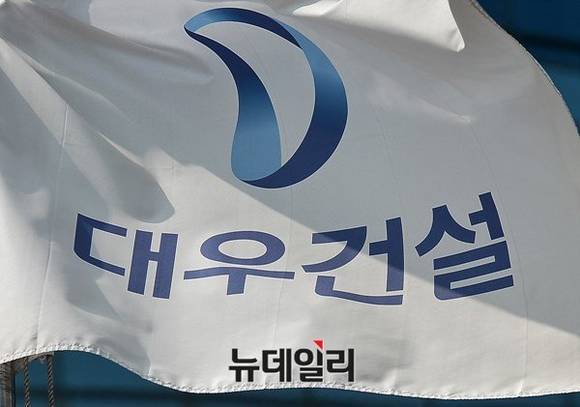 ▲ 대우건설을 이끌 사장 후보로 박영식 현 사장과 이훈복 전략기획본부장(전무)이 물망에 올랐다. 사진은 대우건설 깃발ⓒ뉴데일리