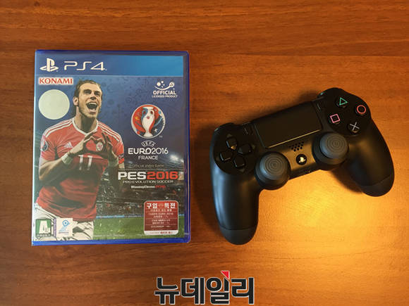 ▲ PES 유로 2016 타이틀과 플레이스테이션 듀얼쇼크4 컨트롤러 ⓒ 뉴데일리 송승근 기자