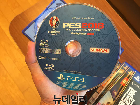 ▲ 밀봉된 타이틀을 개봉하자마자 꺼내들은 PES 2016 블루레이 디스크 ⓒ 뉴데일리 송승근 기자