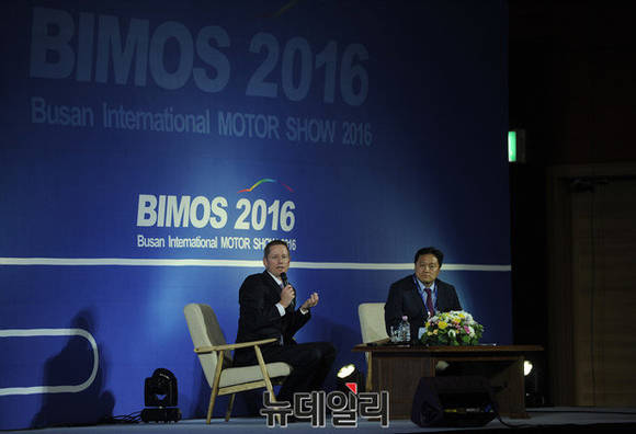 ▲ 알워드 니스트로 벤츠 CEO(왼쪽)가 부산 벡스코 컨벤션홀에서 열린 '2016 부산국제모터쇼 미디어 초청행사'에 참석해 자율주행차에 대한 견해를 밝히고 있다.ⓒ뉴데일리