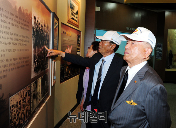 ▲ 학도병 당시 모습을 떠올리는 화백회원들.ⓒ육군