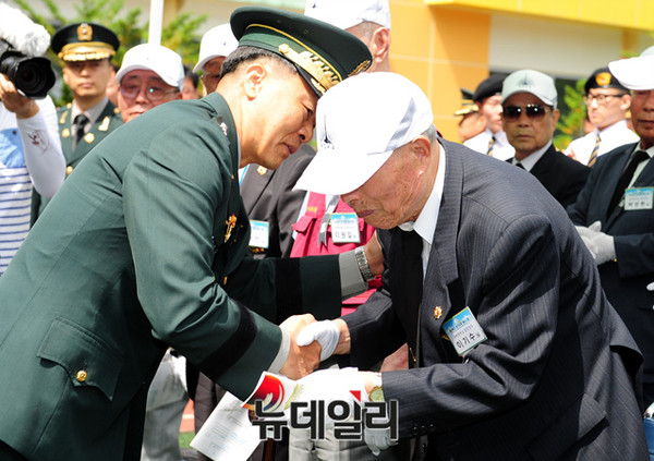 ▲ 화백회원을 위로하는 장준규 육군참모총장.ⓒ육군