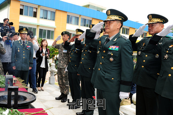 ▲ 장준규 육군참모총장이 태백중학교 학도병 추모식에서 경례를 하고있는 모습.ⓒ육군