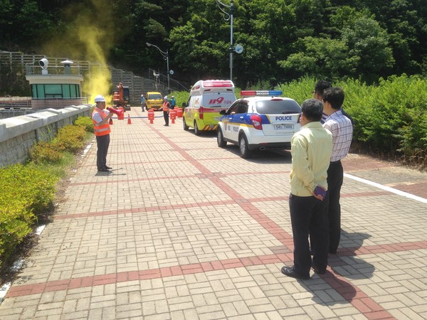 ▲ K-water 군위댐관리단이 지난 1일 군위댐에서 댐사고 대비 모의 훈련을 개최하고 있다.ⓒ군위군 제공