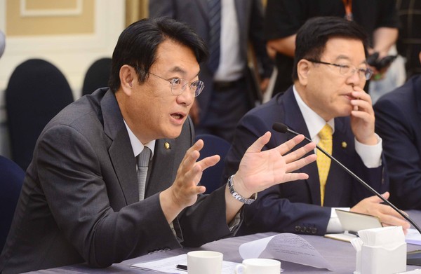 ▲ 새누리당 정진석 원내대표가 2일 서울 여의도 국회 귀빈식당에서 열린 미세먼지 대책 당정협의에서 모두발언하고 있다. ⓒ뉴시스