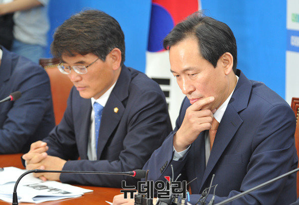 ▲ 더불어민주당 우상호 원내대표가 2일 국회에서 열린 정책조정회의에 앞서서 전날 자신의 안철수 대표에 대한 비판 발언을 해명한 뒤 심각한 표정을 짓고 있다. ⓒ뉴데일리 이종현 기자