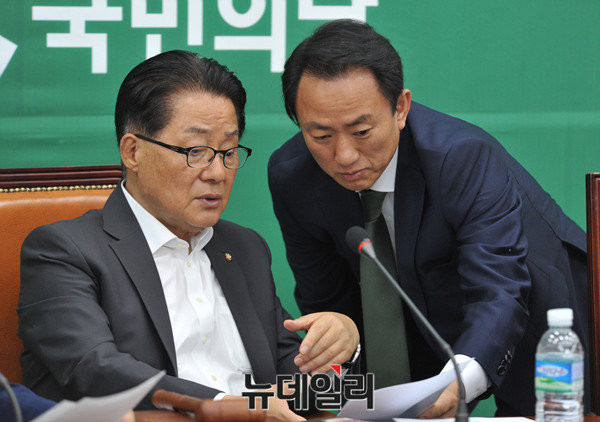 ▲ 국민의당 박지원 원내대표가 2일 국회에서 열린 원내정책회의 도중 김명진 대표비서실장으로부터 같은 시각 진행되고 있는 더불어민주당 정책조정회의에서 우상호 원내대표의 해명이 있었다는 사실을 보고받고 있다. ⓒ뉴데일리 이종현 기자