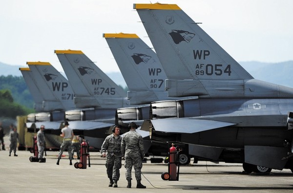 ▲ 주한미군, 주일미군 등을 모두 철수시켜야 한다는 트럼프의 말은 막말이 아니라, 미국 사회 일각에선 일류 엘리트들이 이미 제기하고 있는 문제다. 사진은 주한 미공군 소속F16 전투기들.