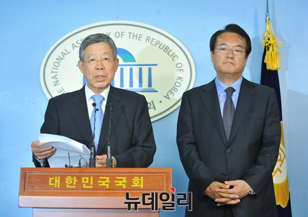 ▲ 김희옥 새누리당 혁신비대위원장 내정자와 정진석 원내대표.ⓒ뉴데일리DB
