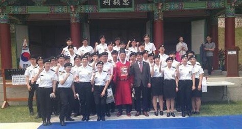 ▲ 청주대 군사학과 학생들이 정기룡 장군의 사당을 답사한 뒤 기념사진을 촬영했다.ⓒ청주대