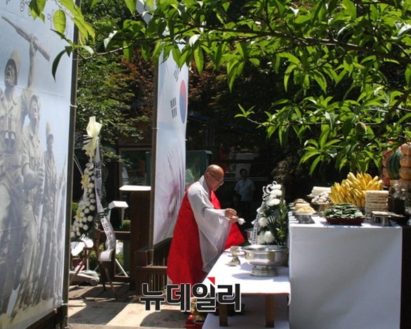 ▲ 금수사 혜광 주지 스님이 전몰장병 넋을 위로하는 위령제를 올리고 있다.ⓒ목성균 기자