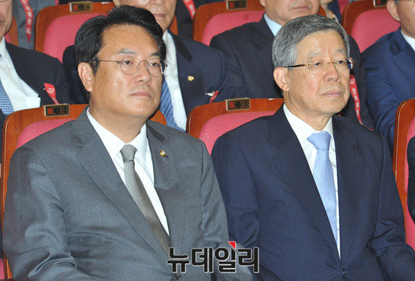 ▲ 새누리당 김희옥 신임 혁신비대위원장(우측)과 정진석 원내대표가 2일 국회에서 열린 제4차 전국위원회에 참석한 모습.ⓒ뉴데일리 이종현 기자