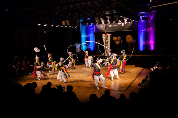 ▲ 우리가락 우리마당 공연주관 단체인 ‘전통연희단 푸리’의 공연모습.ⓒ옥천군