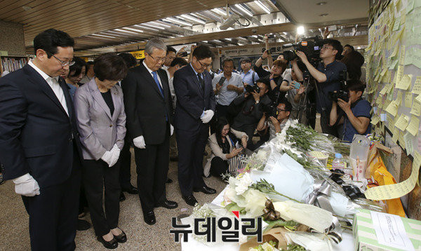 ▲ 더불어민주당 김종인 대표와 을지로위원회 소속 의원들이 구의역에서 스크린도어 희생자를 조문하고 있는 모습. ⓒ뉴데일리 이종현 기자