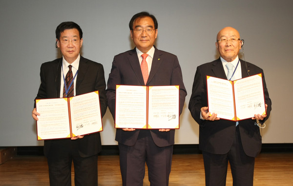 ▲ 이승훈 청주시장을 비롯한 한·중·일 3국 대표들이 2일 ‘한·중·일 젓가락문화포럼’을 열고 젓가락 사업의 공동추진을 약속했다.ⓒ청주시