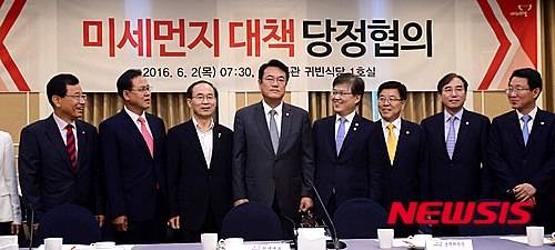 ▲ 새누리당 정진석 원내대표가 2일 서울 여의도 국회 귀빈식당에서 열린 미세먼지 대책 당정협의에서 윤성규 환경부 장관과 최양희 미래창조과학부 장관 등 참석자들과 기념촬영을 하고 있다. ⓒ 뉴시스