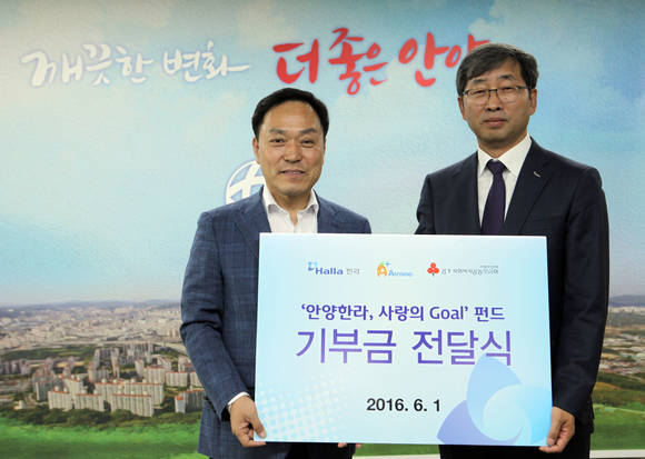 ▲ 이필훈 안양시장(왼쪽)과 이석민 안양한라아이스하키단 단장(오른쪽)이 기부금 전달식 후 기념촬영을 하고 있다.ⓒ한라그룹