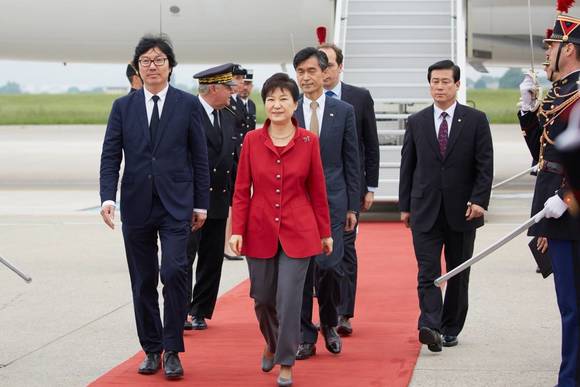 ▲ 박근혜 대통령은 2일 한-불 수교 130주년을 기념한 프랑스 국빈방문의 첫 일정으로 '한-불 비즈니스 포럼'에 참석했다. ⓒ 청와대 제공