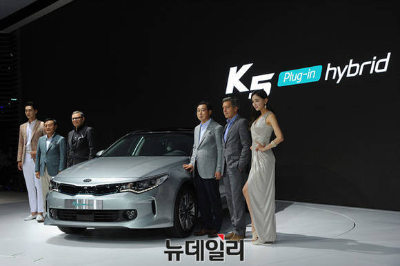 ▲ 박한우 기아차 사장(오른쪽 세 번째)과 김창식 부사장(오른쪽 다섯 번째) 등이 2일 2016부산모터쇼에서 기념촬영을 하고 있다.ⓒ뉴데일리