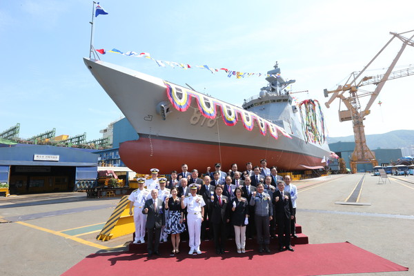 ▲ 대한민국 해군의 대구급 차기호위함(FFG 3,000톤 급) 1번함 ‘대구함’의 진수식이 지난 2일 경남 거제 대우조선해양에서 거행된 가운데 권영진 시장과 해군관계자들이 대구함 앞에서 파이팅을 외치고 있다.ⓒ대구시 제공