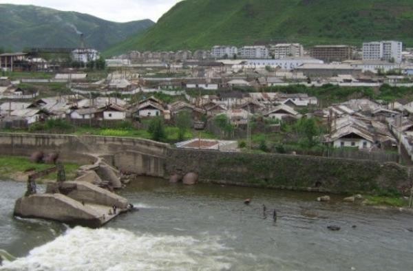 ▲ 북한 국경 / (사진은 북한국경도시 혜산시 연풍동)