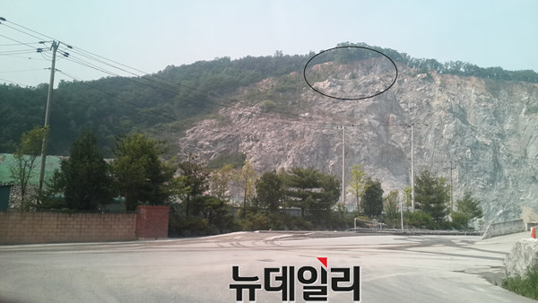 ▲ 충북 음성군 감곡면의 한 석재 사업장 입구. 원안 절벽 상단부에 수리부엉이가 살고 있다고 알려졌으면 사진 왼쪽으로 높이 쌓은 석재들이 보인다.ⓒ김종혁 기자