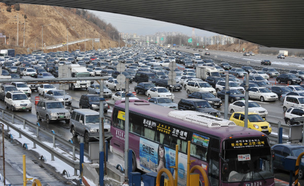 ▲ 만성 정체를 겪고 있는 중부고속도로가 동서울 영업소 부근에서 극심한 교통 정체를 빚고 있는 모습. 충북도는 서울~세종간 고속도로 건설보다 서울과 충북을 연결하는 중부고속도로의 확장이 우선이라는 주장을 펴고 있다. ⓒ뉴시스 사진DB
