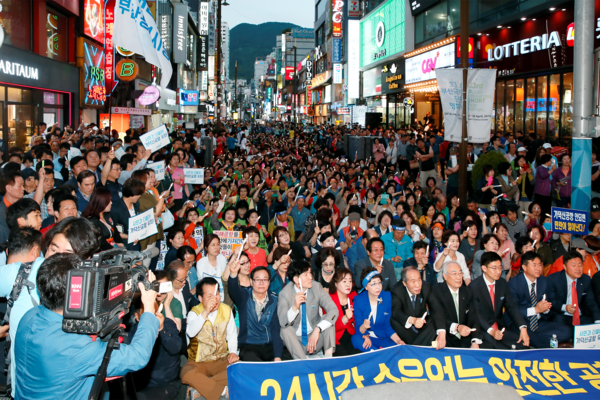 ▲ 지난 2일 저녁 7시30분, 부산진구 서면일대에서 가덕신공항 유치를 기원하는 시민 촛불문화제가 열리고 있다ⓒ김해공항가덕이전시민추진단