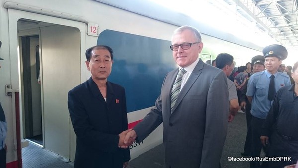 ▲ 2일 북한 평양역서 장혁(왼쪽) 철도상이 알렉산드로 마체고라 駐북한 러시아 대사와 악수를 나누고 있는 모습.ⓒ駐북한 러시아 대사관 페이스북.