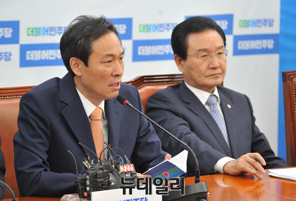 ▲ 더불어민주당 우상호 원내대표가 3일 비대위회의에서 원 구성 협상의 책임을 청와대에 전가했다. 의회주의를 강조한 더민주가 청와대에 책임을 떠넘 긴 것은 다소 무책임 하다는 비판이 제기된다. ⓒ뉴데일리 이종현 기자