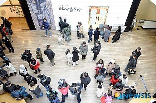 ▲ 미술관에서 체험학습 중인 학생들 ⓒ 뉴시스