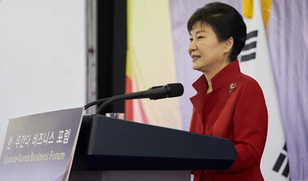 ▲ 3일 한국갤럽 여론조사에 따르면 박근혜 대통령의 지지도는 2주 연속 상승한 것으로 나타났다. 사진은 박근혜 대통령이 29일 오후(현지시간) 우간다에서 열린 한-우간다 비즈니스 포럼에 참석해 인사말을 하고 있다. ⓒ청와대 제공