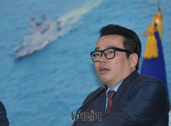 ▲ 3일 제주민군복합항에서 열린 제 17회 함상토론회에서 부형욱 박사가 논문을 발표하고 있다.ⓒ뉴데일리 정상윤 사진기자