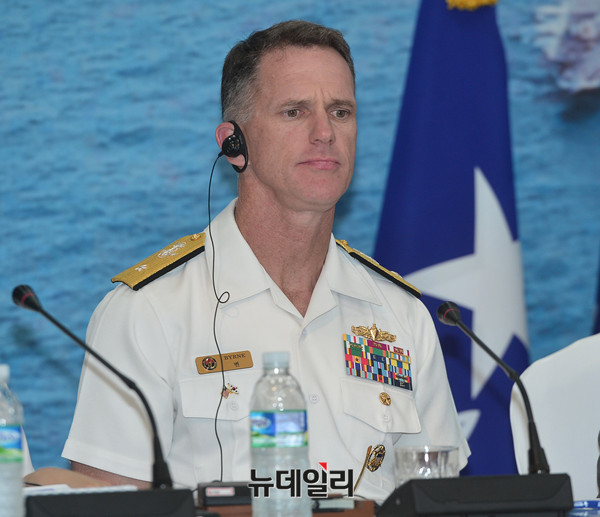 ▲ 3일 제주민군복합항에서 열린 제 17회 함상토론회에서 윌리엄 D. 번 주한 미해군사령관이 논문을 발표하고 있다.ⓒ뉴데일리 정상윤 사진기자